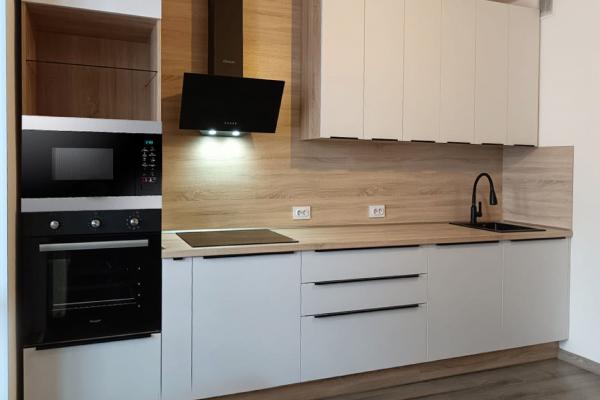 Прямая белая кухня с деревянными контрастами